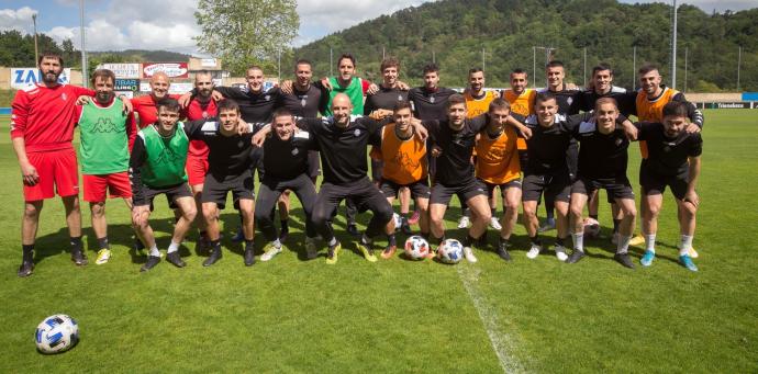 Plantilla del Amorebieta posando en Urritxe.