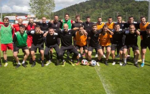 Plantilla del Amorebieta posando en Urritxe.