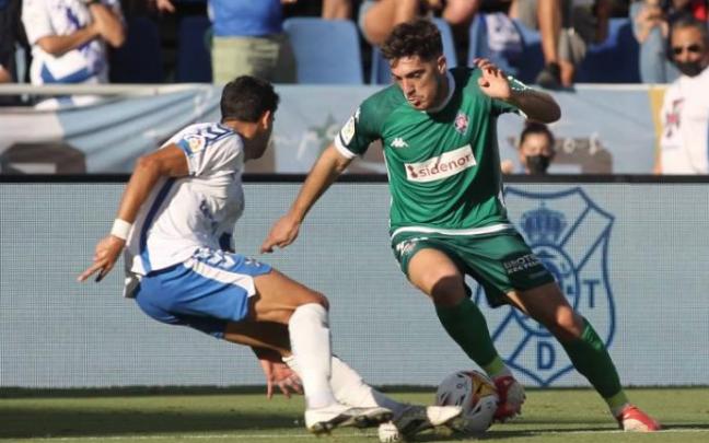 Gaizka Larrazabal controla el balón ante un rival.