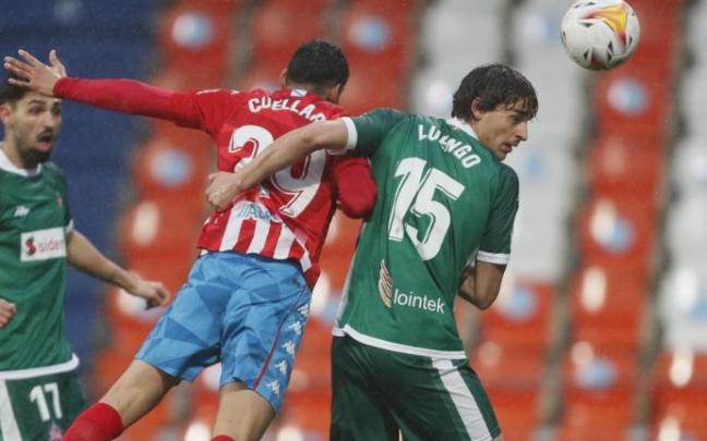 Oier Luengo y Cuellar disputan un balón aéreo.