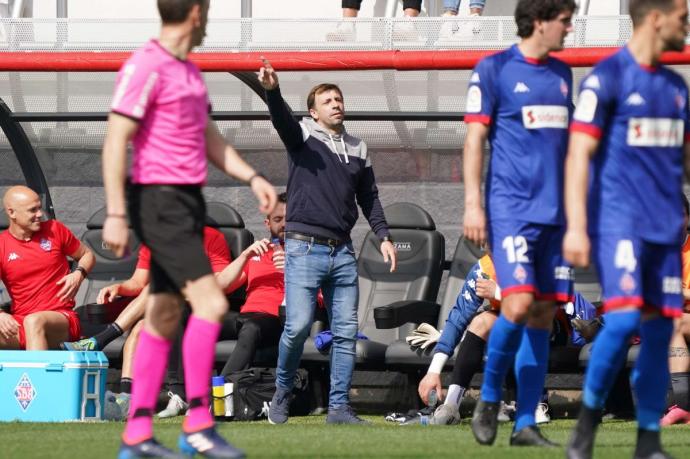 Haritz Mujika da instrucciones a sus jugadores en la zona técnica de Lezama ante el Alcorcón.