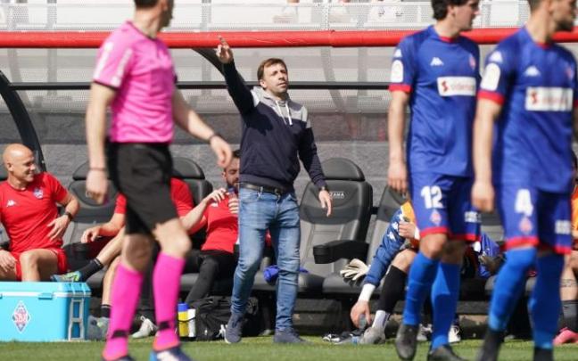 Haritz Mujika da instrucciones a sus jugadores en la zona técnica de Lezama ante el Alcorcón.
