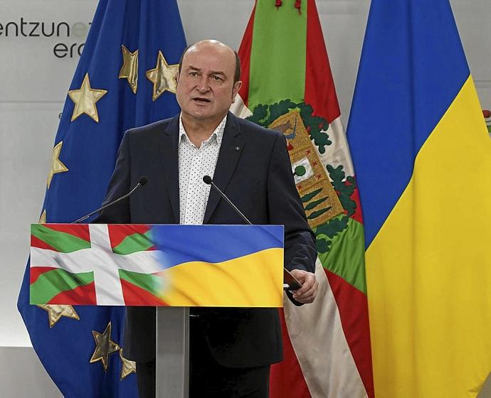 El presidente del EBB, ayer en Sabin Etxea, donde leyó una declaración sobre la guerra en Ucrania. Foto: Pablo Viñas