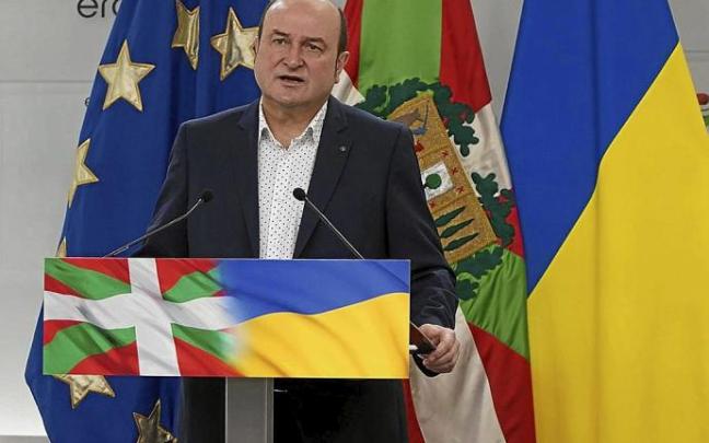 El presidente del EBB, ayer en Sabin Etxea, donde leyó una declaración sobre la guerra en Ucrania. Foto: Pablo Viñas