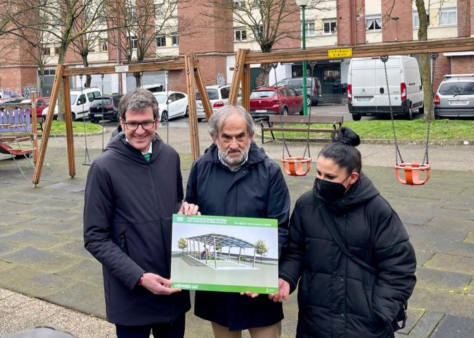 Gorka Urtaran y Raimundo Ruiz de Escudero muestran el proyecto de obra, junto a una vecina.