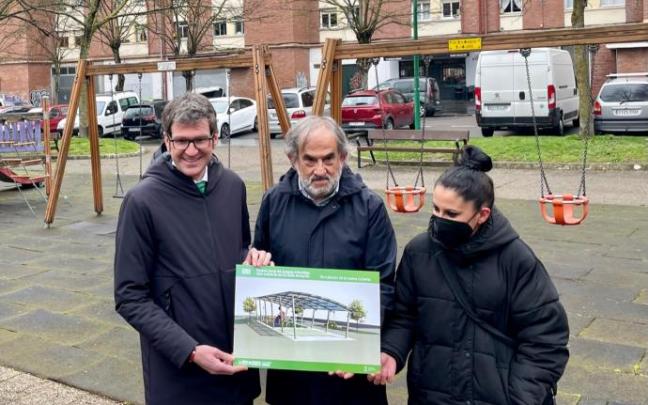 Gorka Urtaran y Raimundo Ruiz de Escudero muestran el proyecto de obra, junto a una vecina.