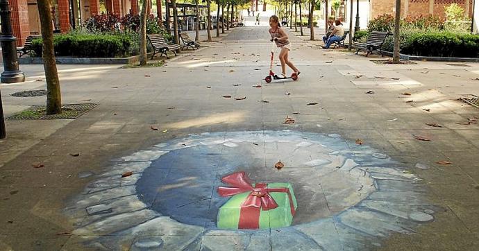 Un trampantojo que muestra un regalo en una pasada campaña comercial en el paseo del Guk en Amurrio.