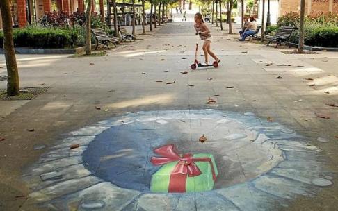 Un trampantojo que muestra un regalo en una pasada campaña comercial en el paseo del Guk en Amurrio.