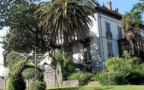 Exterior del edificio Villa Fe de Amurrio que alberga desde 1999 el Centro Rural de Atención Diurna.