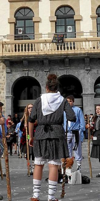 Kintos y kintas de Amurrio cantando en la plaza Juan Urrutia.