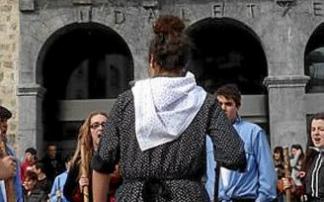 Kintos y kintas de Amurrio cantando en la plaza Juan Urrutia.