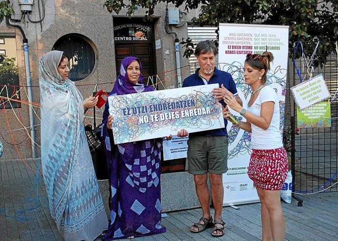 Una anterior iniciativa antirrumores llevada a cabo en Amurrio por CEAR Euskadi. Foto: A. O.