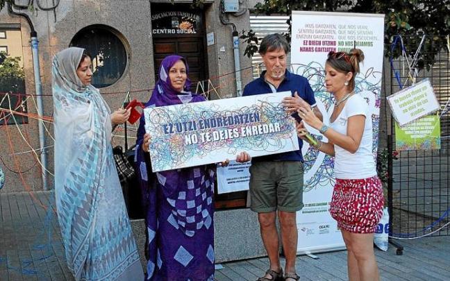 Una anterior iniciativa antirrumores llevada a cabo en Amurrio por CEAR Euskadi. Foto: A. O.