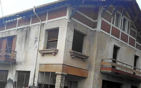 Estado que presenta en la actualidad la Casa Landazuri de la calle Mendiko en Amurrio. Estado que presenta en la actualidad la Casa Landazuri de la calle Mendiko en Amurrio.