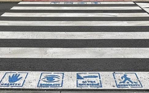 Un paso de peatones de Amurrio con pictogramas. Foto: A. Oiarzabal