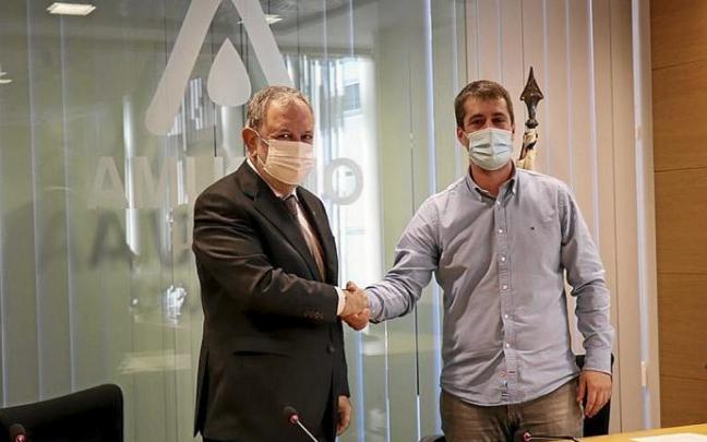 Firma de compra del terreno junto al Palacio de Justicia para habilitar un parking, entre el consejero Azpiazu y el alcalde Molinuevo. Firma de compra del terreno junto al Palacio de Justicia para habilitar un parking, entre el consejero Azpiazu y el alcalde Molinuevo.