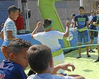 Menores de Amurrio divirtiéndose en un campo de fútbol hinchable en fiestas. Foto: A.O.