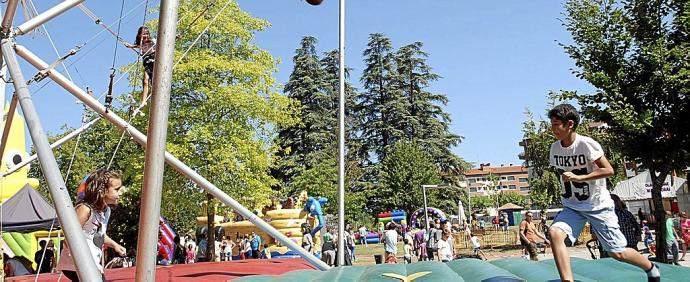 Imagen de archivo de un área de disfrute infantil en el parque Juan Urrutia de Amurrio, en una pasada edición festiva. Foto: Araceli Oiarzabal