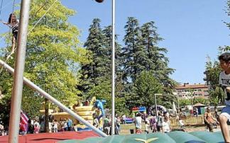 Imagen de archivo de un área de disfrute infantil en el parque Juan Urrutia de Amurrio, en una pasada edición festiva. Foto: Araceli Oiarzabal
