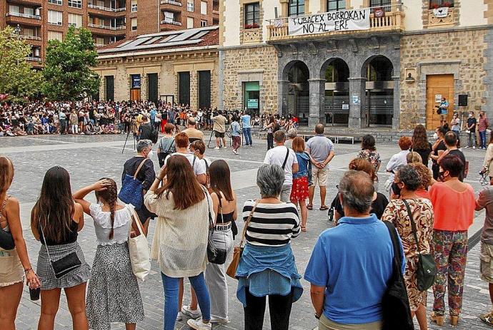 Plaza del Ayuntamiento de Amurrio, durante una concentración del pasado verano, ajena a la información. Foto: A. Oiarzabal