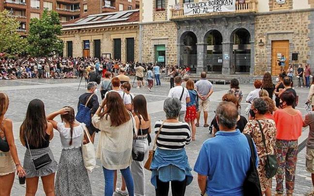 Plaza del Ayuntamiento de Amurrio, durante una concentración del pasado verano, ajena a la información. Foto: A. Oiarzabal