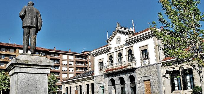 Vista del Ayuntamiento de Amurrio desde la plaza Juan Urrutia.