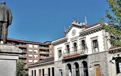 Vista del Ayuntamiento de Amurrio desde la plaza Juan Urrutia. Vista del Ayuntamiento de Amurrio desde la plaza Juan Urrutia.