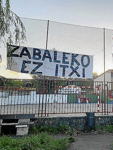 Pancarta en contra del cierre del colegio.