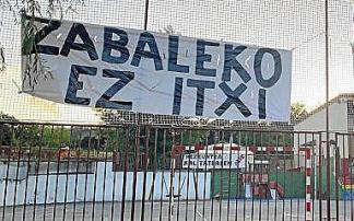 Pancarta en contra del cierre del colegio. Pancarta en contra del cierre del colegio.