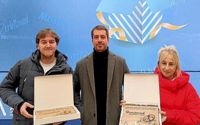 El alcalde de Amurrio, Txerra Molinuevo, junto a representantes de los bares El Rinconcito y Atxubi.