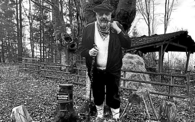 Olentzero de cartón piedra en carbonera de Goikomendi.