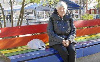 Varios bancos del entorno de la Plaza Juan Urrutia de Amurrio lucen desde hace años los colores de la bandera del colectivo LGTBIQA+.
