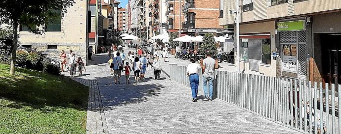 Vista del tramo peatonal de la calle Frontón, paralelo a la plaza del Ayuntamiento o Juan Urrutia, desde el paseo Elexondo.