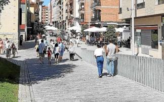 Vista del tramo peatonal de la calle Frontón, paralelo a la plaza del Ayuntamiento o Juan Urrutia, desde el paseo Elexondo.