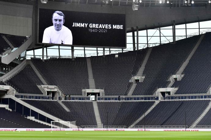 Una imagen de Jimmy Greaves se ve en el marcador antes del partido de fútbol de la Premier League inglesa en el Tottenham Hotspur Stadium de Londres.