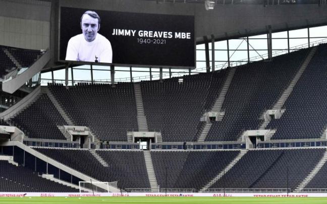 Una imagen de Jimmy Greaves se ve en el marcador antes del partido de fútbol de la Premier League inglesa en el Tottenham Hotspur Stadium de Londres. Una imagen de Jimmy Greaves se ve en el marcador antes del partido de fútbol de la Premier League inglesa en el Tottenham Hotspur Stadium de Londres.