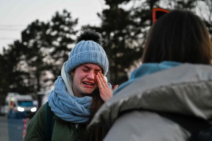 Una joven ucraniana llora tras cruzar la frontera de su país con Rumanía.