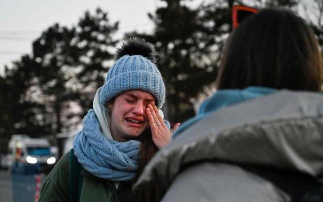 Una joven ucraniana llora tras cruzar la frontera de su país con Rumanía.