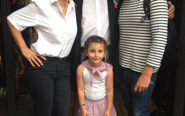 Ana Isabel Bravo posa con su familia junto a Celedón