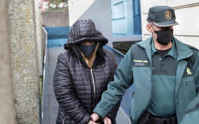 Un agente lleva esposada a Ana Sandamil a la Audiencia Provincial de Lugo.