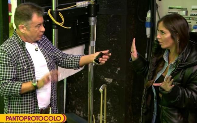 Anabel Pantoja, marchándose indignada del plató mientras habla con Jorge Javier Vázquez. Anabel Pantoja, marchándose indignada del plató mientras habla con Jorge Javier Vázquez.