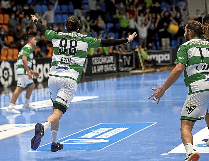 El canterano Adrián Ortiz celebra uno de los cinco goles que ayer marcó ante el Puente Genil.