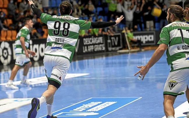 El canterano Adrián Ortiz celebra uno de los cinco goles que ayer marcó ante el Puente Genil. El canterano Adrián Ortiz celebra uno de los cinco goles que ayer marcó ante el Puente Genil.