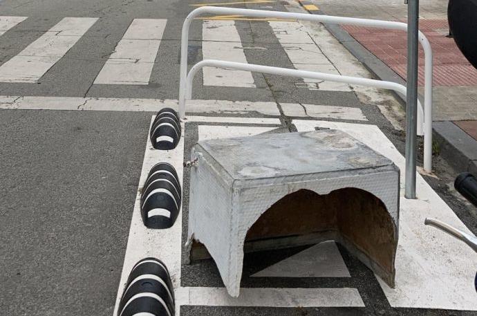 La pieza abandonada en la calle, junto a los contenedores.