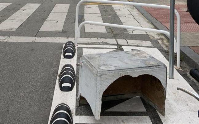 La pieza abandonada en la calle, junto a los contenedores. La pieza abandonada en la calle, junto a los contenedores.