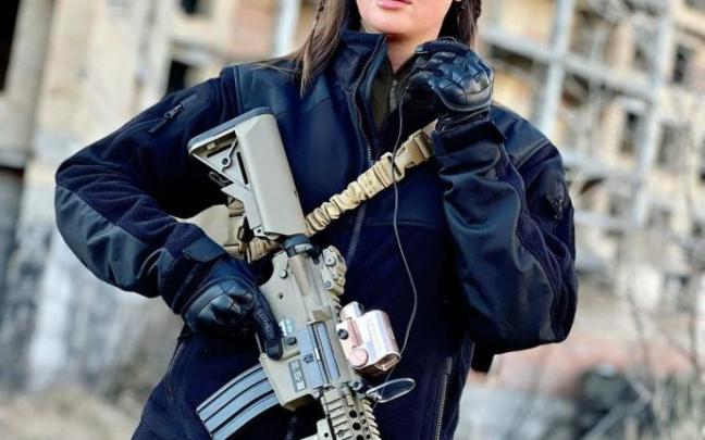 Anastasia Lena, con equipamiento militar en sus redes sociales.