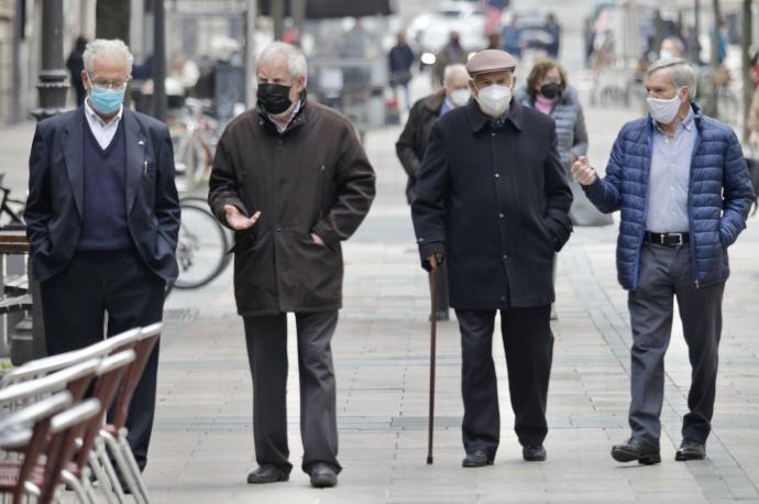 Personas mayores andando por la calle
