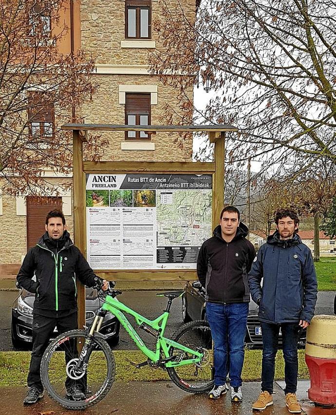 Desde la Izquierda, Isaac Corres (Alcalde de Ancín-Antzin), Andrés Garde (Ancín Freeland KE) e Íñigo Labat creador del proyecto.