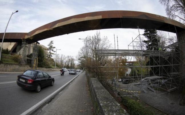 Los andamios en la pasarela del Labrit provocarán cortes del tráfico desde enero