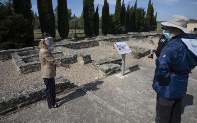 Una guía detalla las características de uno de los edificios que pueden verse en la ciudad de Andelos, en la localidad navarra de Mendigorria. Una guía detalla las características de uno de los edificios que pueden verse en la ciudad de Andelos, en la localidad navarra de Mendigorria.